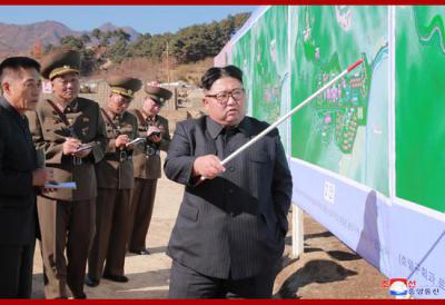 金正恩视察旅游区工地 蹲下用纸杯试喝温泉水