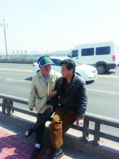 在南京长江大桥上和轻生者谈心 左为陈思，右为轻生者。