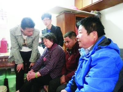 陈思（右一）和志愿者来到一位轻生者家看望。
