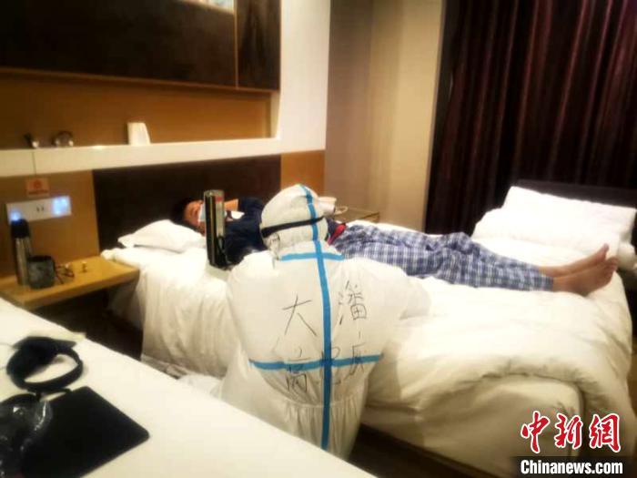 为隔离者检查身体。 铁西区委宣传部 摄